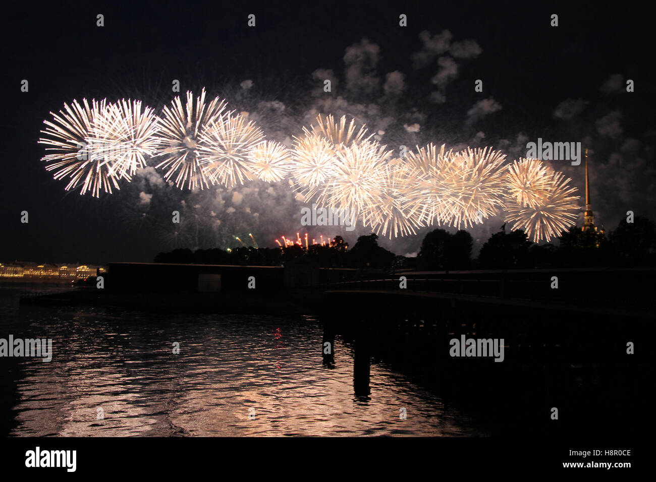 Dans Fireworks festival de St Petersbourg, à Pétersbourg, nuits blanches, Russie Banque D'Images