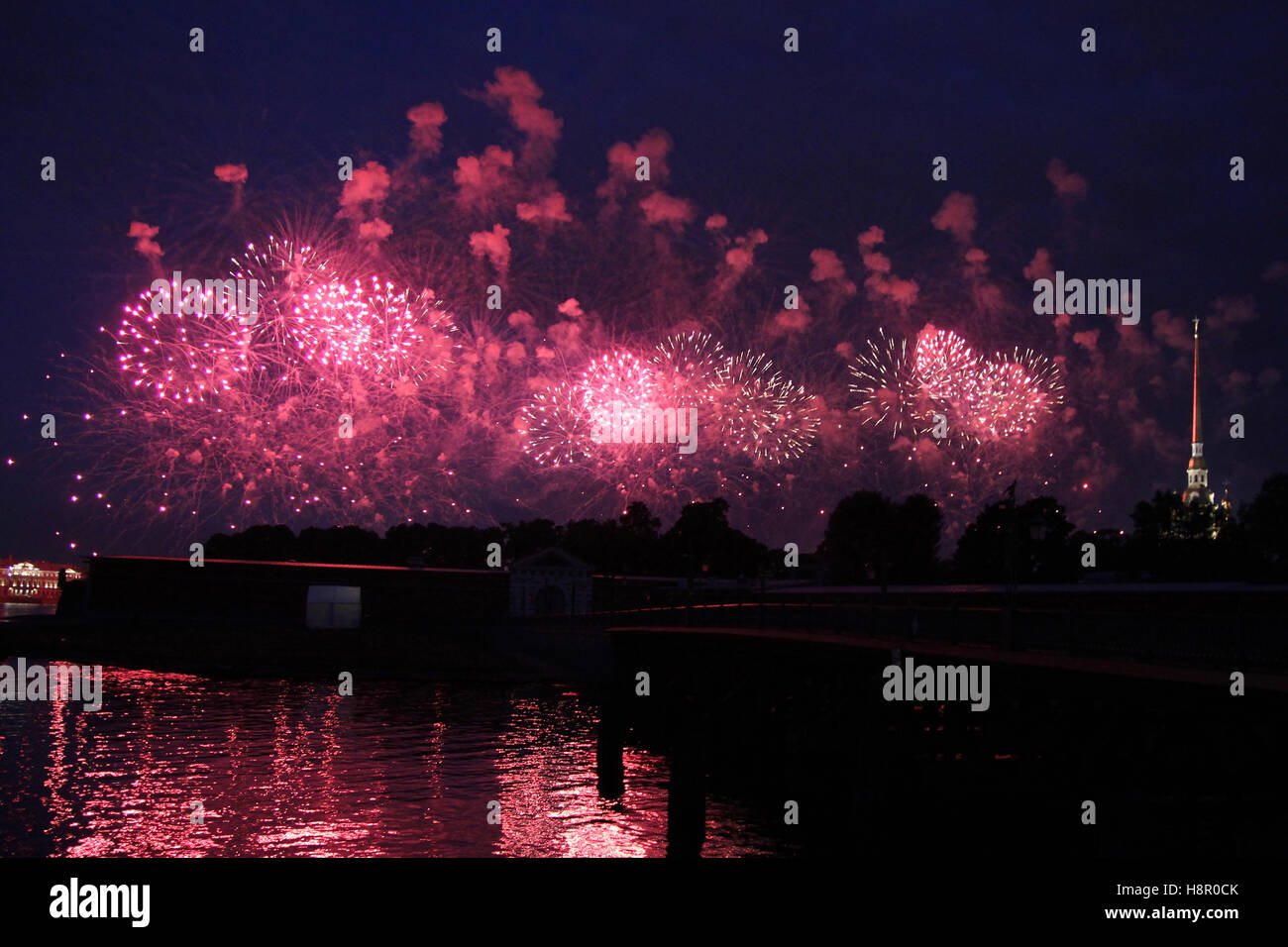 Dans Fireworks festival de St Petersbourg, à Pétersbourg, nuits blanches, Russie Banque D'Images