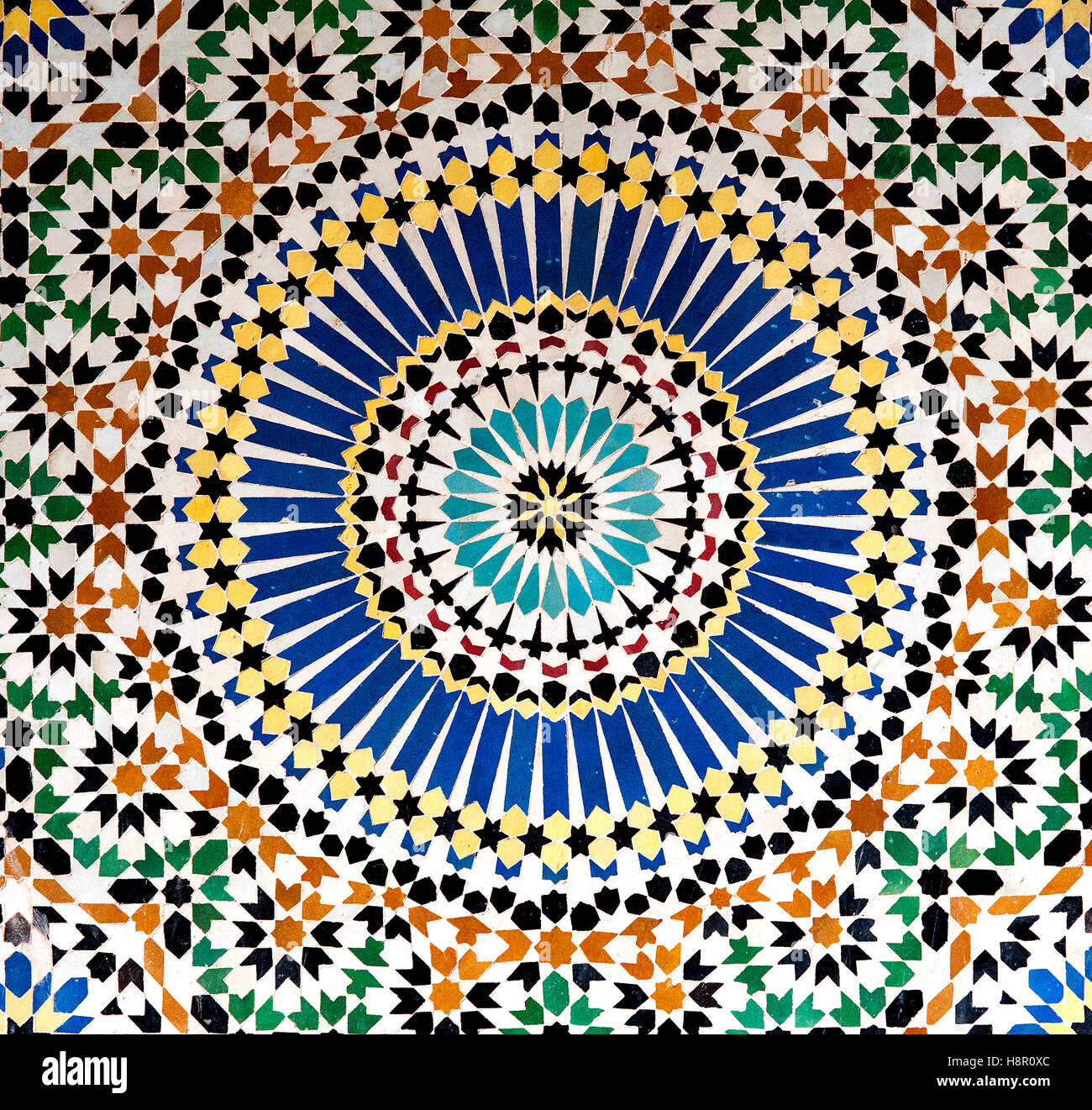 Mosaïque, Kasbah TELOUET, Maroc : les motifs géométriques colorés d'une mosaïque islamique décorent les murs de la Casbah Telouet. Banque D'Images