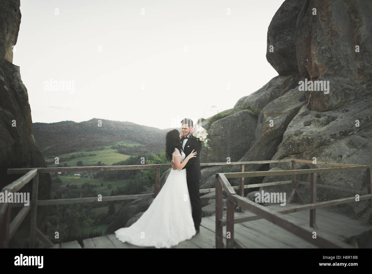 Happy wedding couple embrasser et s'étreindre près d'une haute falaise Banque D'Images