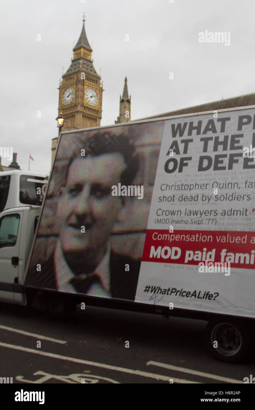 Londres, Royaume-Uni. 15 Nov, 2016. Une campagne publicitaire dirigée par Pat Finucane center, mis en place à la suite de l'avocat des droits de l'homme irlandais faisant campagne pour une meilleure compensation par le ministère de la Défense au nom des victimes tués par des paramilitaires loyalistes et des soldats britanniques en Irlande du Nord : Crédit amer ghazzal/Alamy Live News Banque D'Images