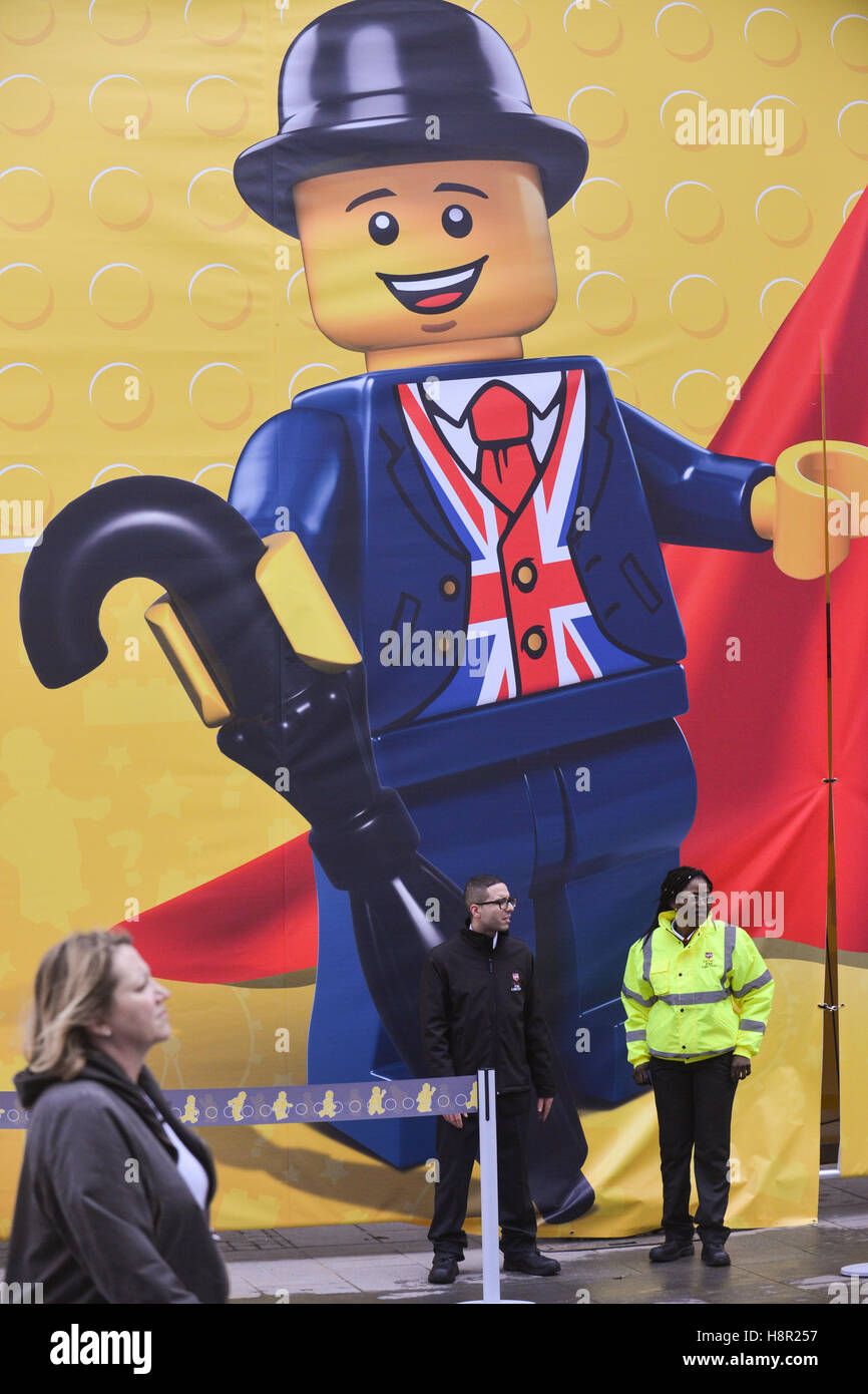 Leicester Square, Londres, Royaume-Uni. 15 novembre 2016. Bannière géante couvre le nouveau magasin LEGO de Leicester Square à Londres Banque D'Images