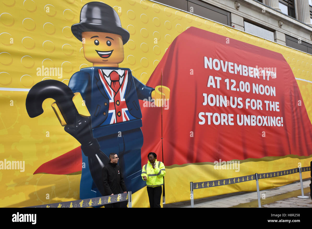 Leicester Square, Londres, Royaume-Uni. 15 novembre 2016. Bannière géante couvre le nouveau magasin LEGO de Leicester Square à Londres Banque D'Images