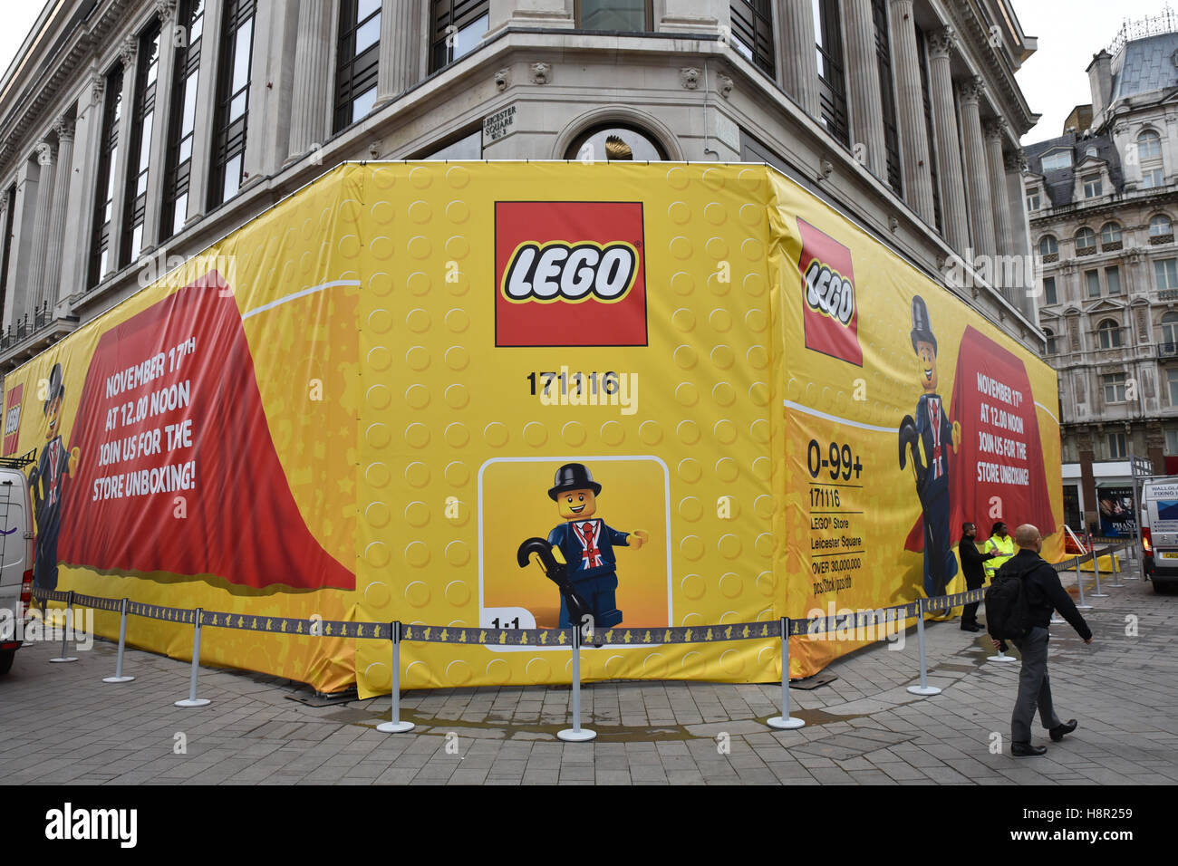 Leicester Square, Londres, Royaume-Uni. 15 novembre 2016. Bannière géante couvre le nouveau magasin LEGO de Leicester Square à Londres Banque D'Images