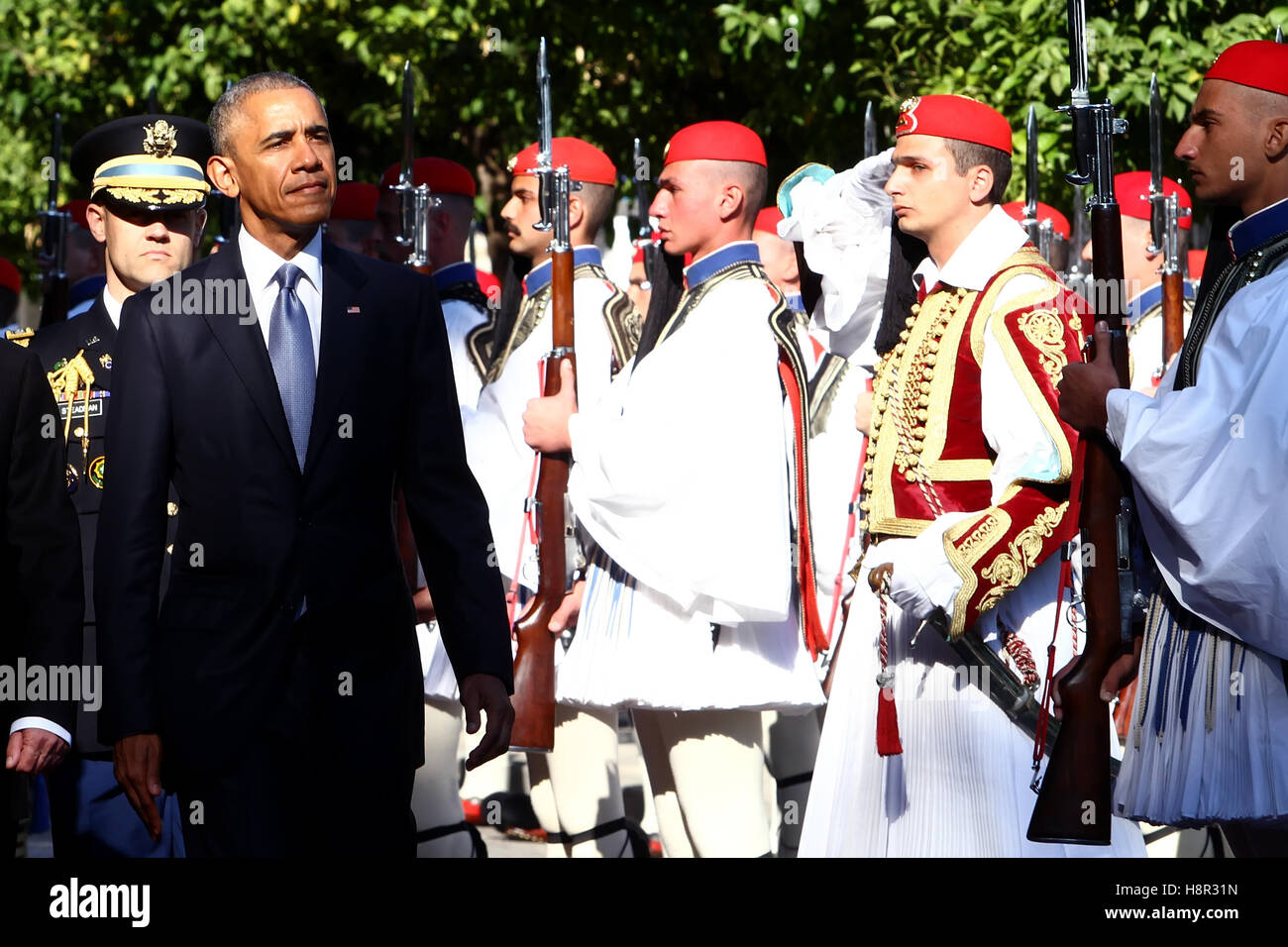 Athènes, Grèce, 15 novembre 2016. Le président américain Barack Obama commentaires la garde présidentielle à Athènes. Visite d'Obama à Athènes pour des entretiens avec les dirigeants politiques du pays. Credit : VASILIS VERVERIDIS/Alamy Live News Banque D'Images