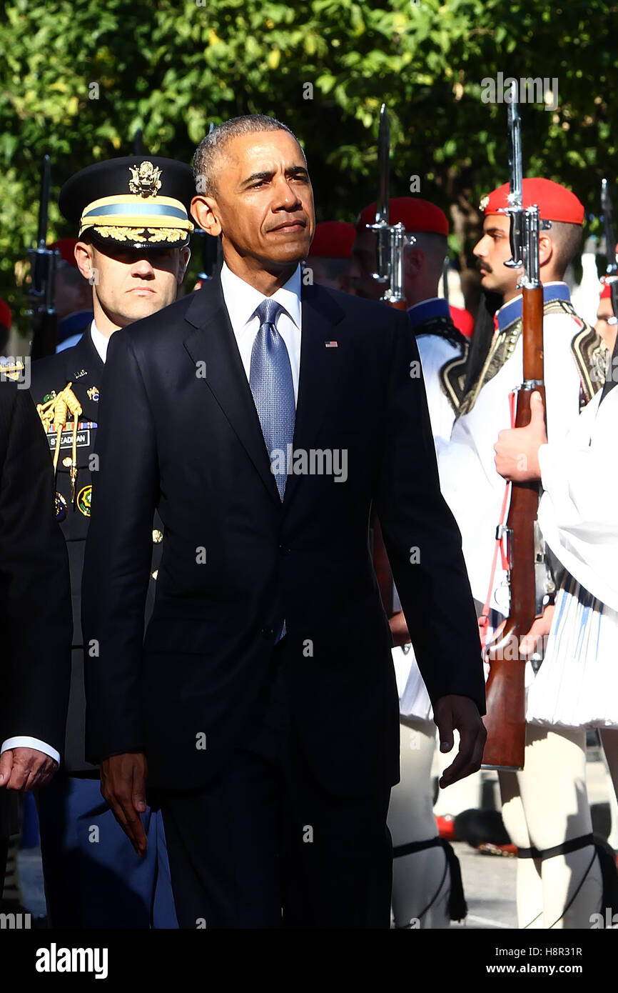 Athènes, Grèce, 15 novembre 2016. Le président américain Barack Obama commentaires la garde présidentielle à Athènes. Visite d'Obama à Athènes pour des entretiens avec les dirigeants politiques du pays. Credit : VASILIS VERVERIDIS/Alamy Live News Banque D'Images