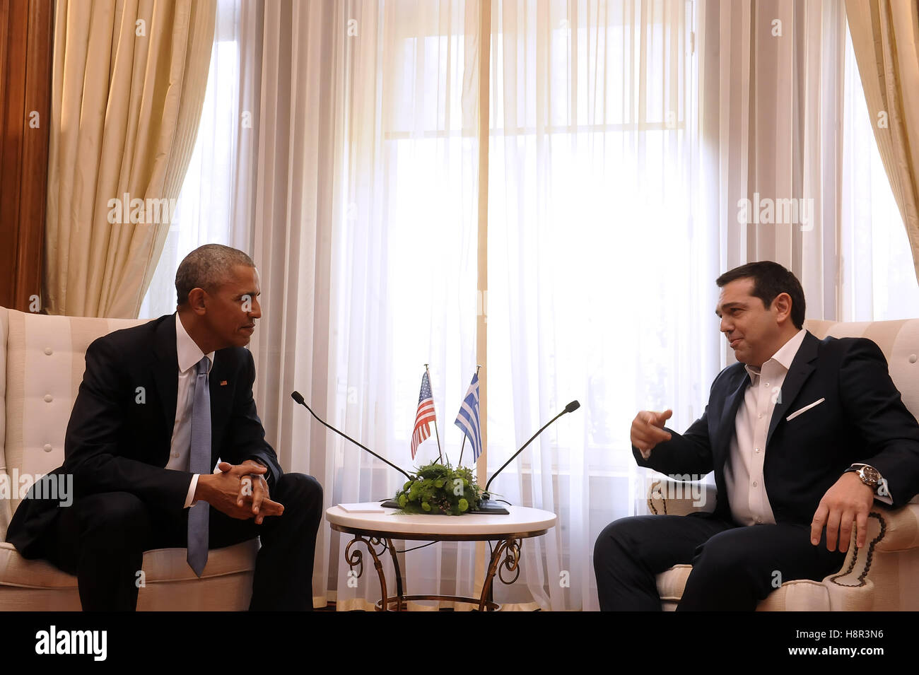 Athènes, Grèce. 15 Nov, 2016. Le Premier ministre grec Alexis Tsipras, droite, parle avec le président des États-Unis, Barack Obama, lors de leur réunion au Palais Maximou à Athènes : Crédit VASILIS VERVERIDIS/Alamy Live News Banque D'Images