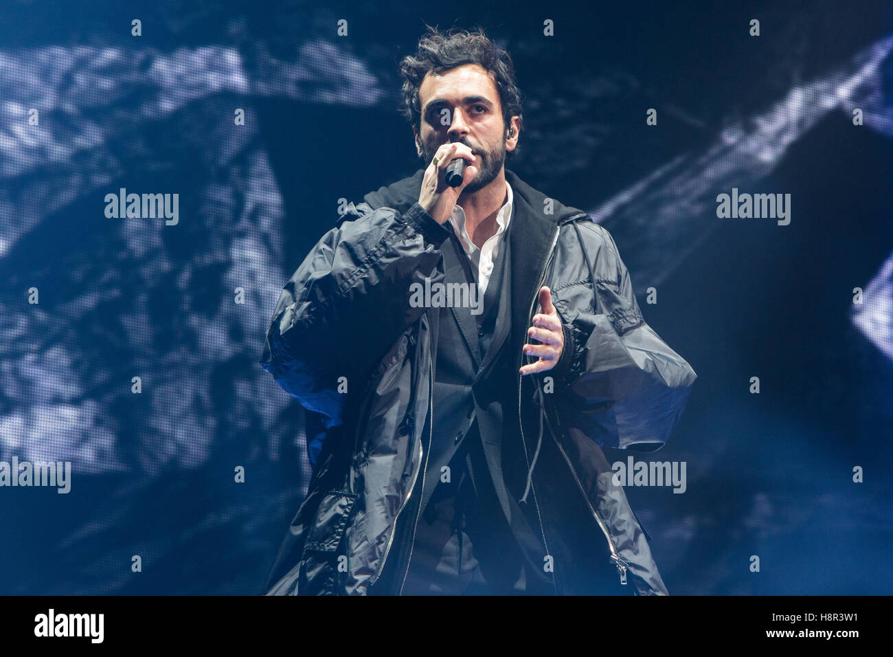 Lugano en Suisse. 14 novembre 2016. Le chanteur-compositeur pop italien Marco Mengoni sur scène à Resega pendant l '# 2016 MengoniLive d'' Credit : Rodolfo Sassano/Alamy Live News Banque D'Images