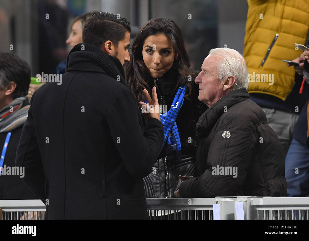 Milano, Italie. 15 Nov, 2016. Fußball : Länderspiel, Italien - Deutschland am 15.11.2016 in Stadio Giuseppe Meazza, Milan (Lombardie). Sami Khedira (l) unterhält sich vor dem ehemaligen Bayern-Trainer Spielbeginn Giovanni Trapattoni (r) und der Schauspielerin Laura Barriales (M). Foto : Guido Kirchner/apd /afp/Alamy Live News Banque D'Images