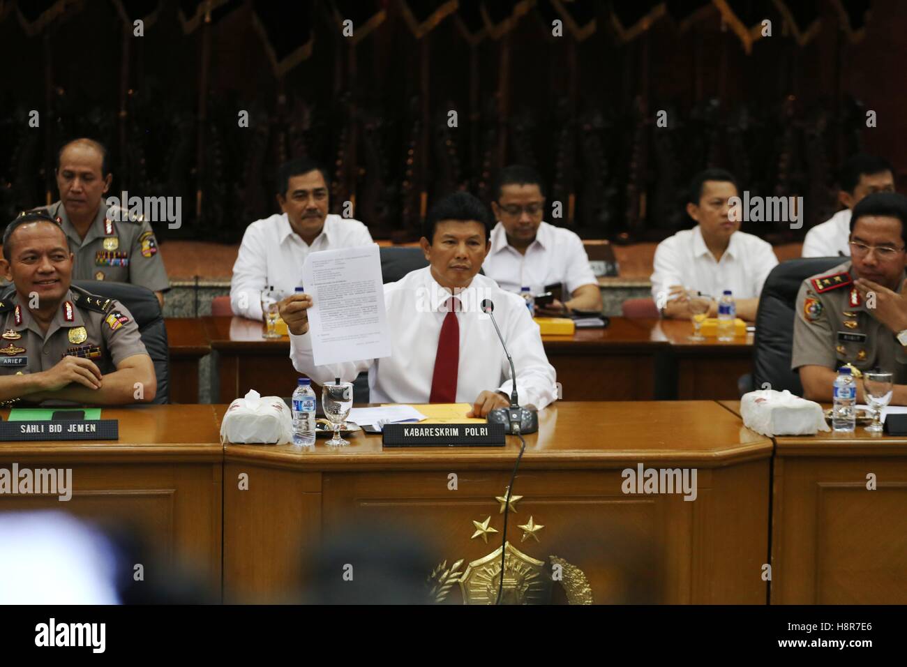 16 novembre 2016 - Le chef de la Police Nationale, du Département d'enquête criminelle Comr. Le général Ari Dono, a annoncé les résultats de l'enquête en ce qui concerne le Gouverneur de Jakarta, Basuki Tjahaja Purnama connu sous le nom de blasphème présumé Ahok dans la Police nationale indonésienne siège social, à Jakarta, Indonésie ensemble Police Ahok comme un suspect et d'augmenter l'affaire devant les tribunaux. © Denny Pohan/ZUMA/Alamy Fil Live News Banque D'Images