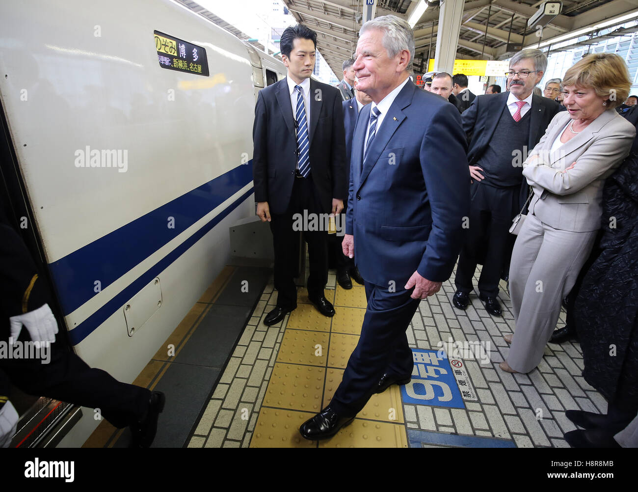 Le Président allemand Joachim Gauck et son partenaire Daniela Schadt obtenir sur un train Shinkansen pour voyager à Kyoto à partir de Tokyo, Japon, 16 novembre 2016. Le président allemand est un voyage de cinq jours au Japon. Photo : WOLFGANG KUMM/dpa Banque D'Images