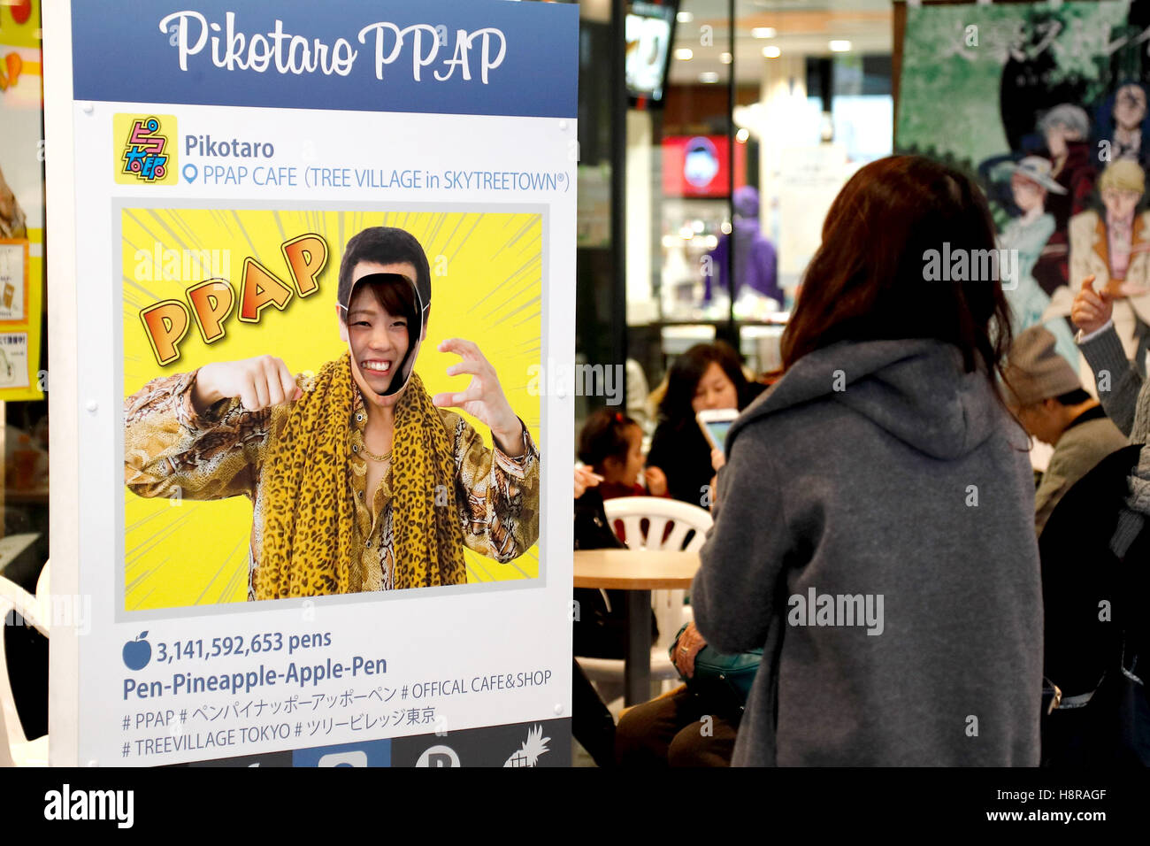 Tokyo, Japon. Le 16 novembre, 2016. Visiteurs Tokyo Skytree prendre des photos à l'Pen-Pineapple Apple-Pen-Cafe le 16 novembre 2016, Tokyo, Japon. Le comédien japonais Pikotaro (Taro, Piko) qui a reçu un record mondial Guinness pour sa chanson ''PPAP'' étant le plus court jamais à entrer dans le Billboard Hot 100, le mois dernier, a ouvert le premier café PPAP au landmark Tokyo Skytree. Le menu comprend du café, des plats d'ananas et en forme de chocolat ''plume'' des bâtons. La direction générale est le premier café PPAP officielle et est ouvert jusqu'à 20 novembre. Credit : Rodrigo Reyes Marin/AFLO/Alamy Live News Banque D'Images