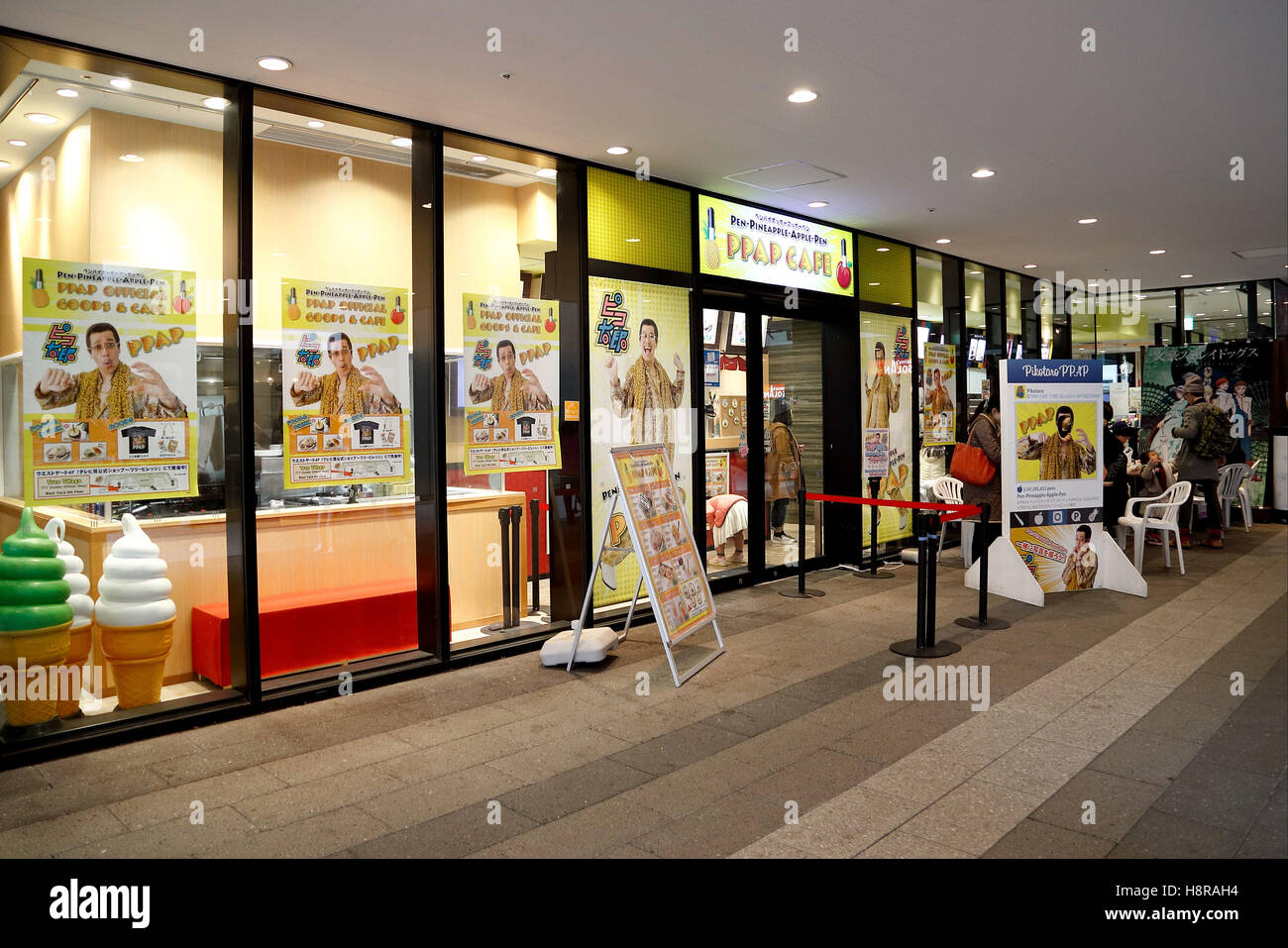 Tokyo, Japon. Le 16 novembre, 2016. Une vue générale de l'Pen-Pineapple Apple-Pen-café à Tokyo Skytree, le 16 novembre 2016, Tokyo, Japon. Le comédien japonais Pikotaro (Taro, Piko) qui a reçu un record mondial Guinness pour sa chanson ''PPAP'' étant le plus court jamais à entrer dans le Billboard Hot 100, le mois dernier, a ouvert le premier café PPAP au landmark Tokyo Skytree. Le menu comprend du café, des plats d'ananas et en forme de chocolat ''plume'' des bâtons. La direction générale est le premier café PPAP officielle et est ouvert jusqu'à 20 novembre. Credit : Rodrigo Reyes Marin/AFLO/Alamy Live News Banque D'Images