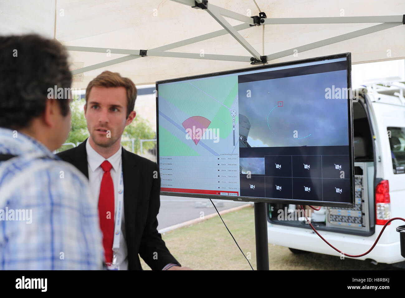 Tel Aviv, Israël. 16 Nov, 2016. Un visiteur (L) apprend au sujet d'un système de défense de drones au cours de la 4ème Conférence et exposition internationale sur la sécurité intérieure et à la cybercriminalité Convention Center Tel Aviv, Israël, le 16 novembre 2016. L'exposition a présenté 160 entreprises israéliennes, offrant certains des pays les plus novateurs et les technologies de pointe dans le domaine. Plusieurs entreprises israéliennes a démontré de nouvelles technologies et appareils pour la détection et la neutralisation de drones. Credit : Guo Yu/Xinhua/Alamy Live News Banque D'Images