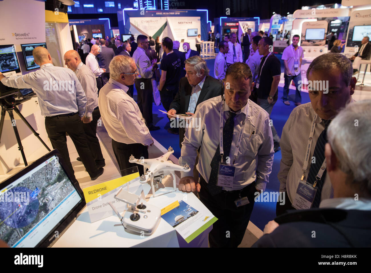 Tel Aviv, Israël. 15 Nov, 2016. Les visiteurs se renseignent sur un système de défense de drones au cours de la 4ème Conférence et exposition internationale sur la sécurité intérieure et à la cybercriminalité Convention Center Tel Aviv, Israël, le 15 novembre 2016. L'exposition a présenté 160 entreprises israéliennes, offrant certains des pays les plus novateurs et les technologies de pointe dans le domaine. Plusieurs entreprises israéliennes a démontré de nouvelles technologies et appareils pour la détection et la neutralisation de drones. Credit : Guo Yu/Xinhua/Alamy Live News Banque D'Images