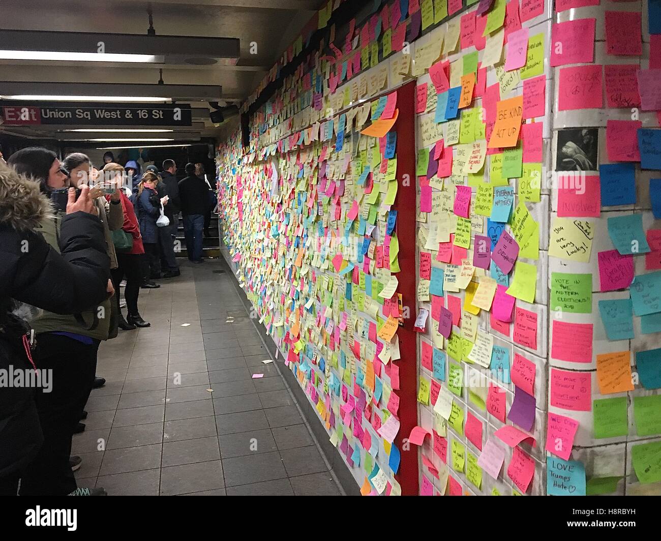New York, NY, USA. 15 Nov, 2016. Les New-yorkais et d'autres utilisent le 'Subway' projet d'art thérapie à la station de métro Union Square pour connaître leur point de vue au sujet de l'élection et son effet possible sur leur vie par l'écriture de leurs pensées sur les notes Banque D'Images