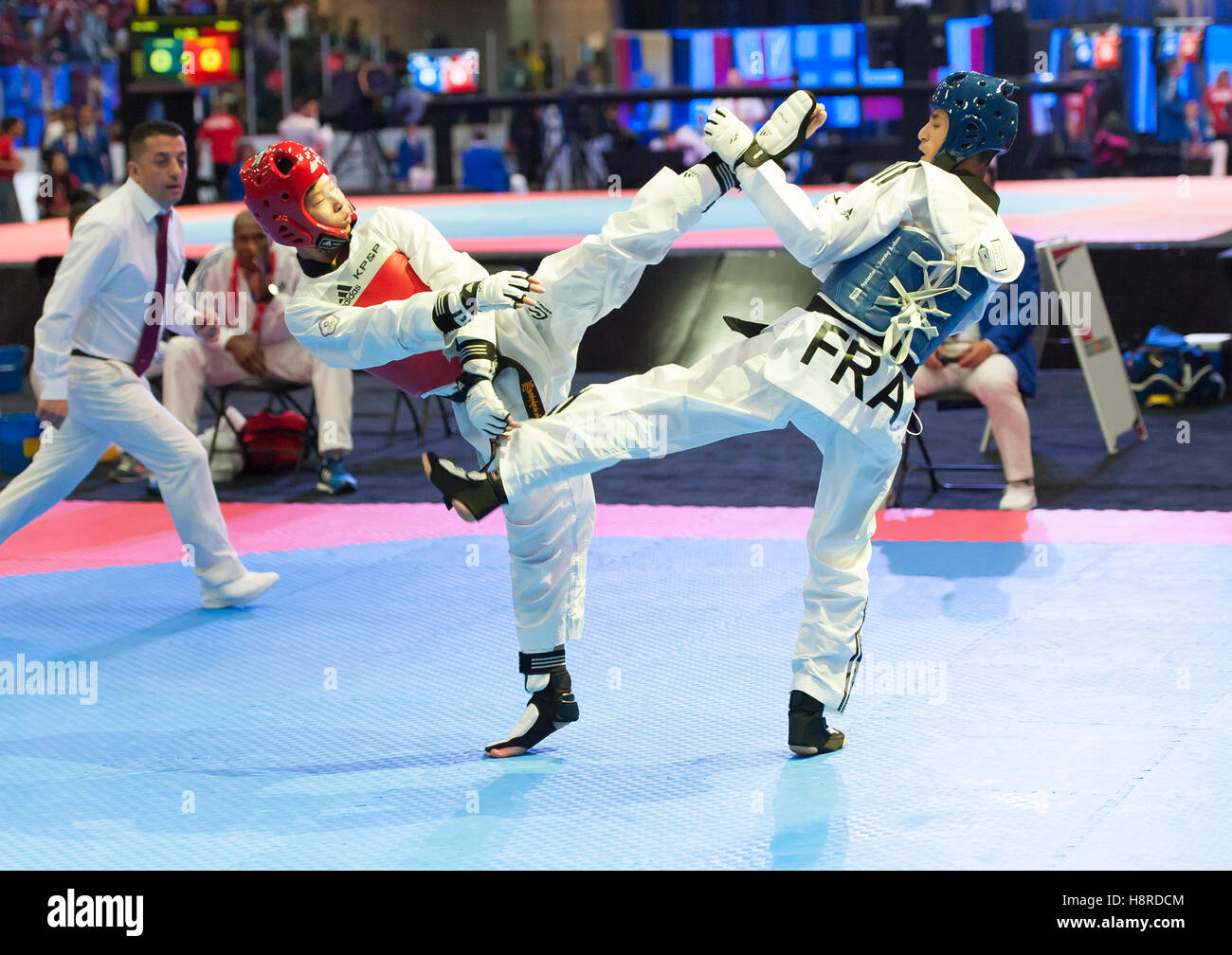 Burnaby, Canada. 16 Nov, 2016. Championnats du Monde Junior de taekwondo WTF, Zackarya Aziz (FRA) en bleu et Cheng-Chun Chang (TPE) en rouge la concurrence dans la catégorie 48 kg Crédit : © Peter Llewellyn/Alamy Live News Banque D'Images