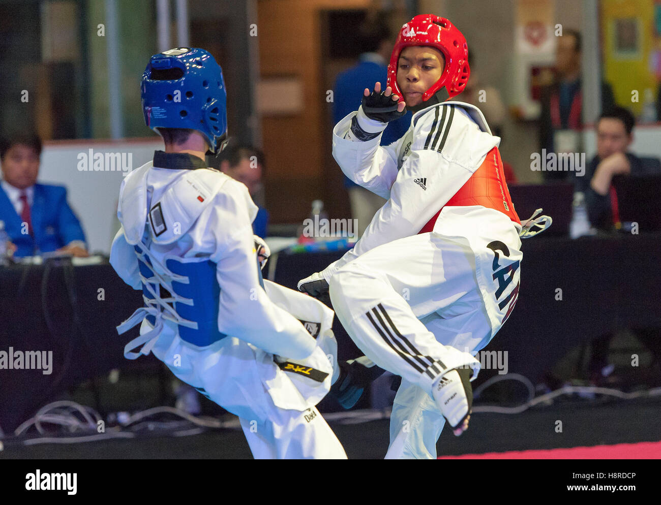 Burnaby, Canada. 16 Nov, 2016. Championnats du Monde Junior de taekwondo WTF, Georgios Ioannou (GRE) en bleu et Darius Brown (en rouge) peuvent concourir dans la catégorie 48 kg. Crédit : Peter Llewellyn/Alamy Live News Banque D'Images