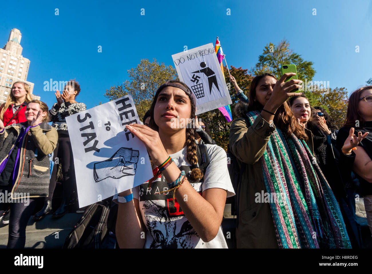 New York, USA. 16 Nov, 2016. Huit jours après l'élection présidentielle américaine, les étudiants et les professeurs de la NYU est sorti de la classe pour protester contre le président élu, Donald Trump, et demandons à l'administration de l'école de déclarer l'Université de New York un sanctuaire manifestants Campus promis de protéger physiquement et intervenir si nécessaire, les immigrants et les étudiants marginalisés, et à résister à l'Atout promesse de déportations de masse. Credit : Stacy Walsh Rosenstock/Alamy Live News Banque D'Images