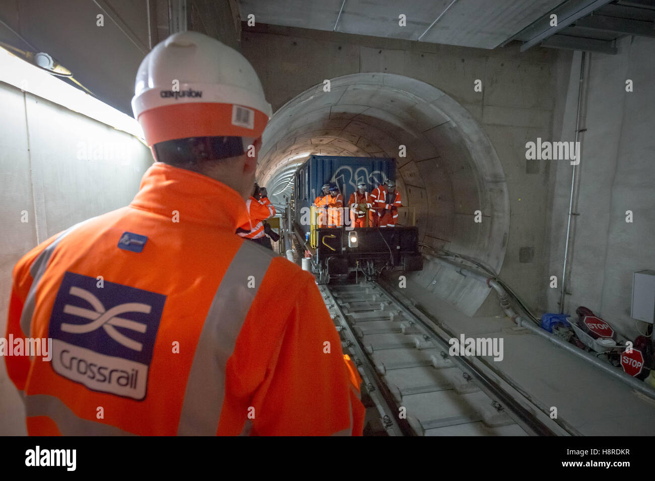 Londres, Royaume-Uni. Le 16 novembre, 2016. La gare de Paddington traverse la ligne de métro. L'unité de bien-être des travailleurs ride le long des voies. Crédit : Guy Josse/Alamy Live News Banque D'Images