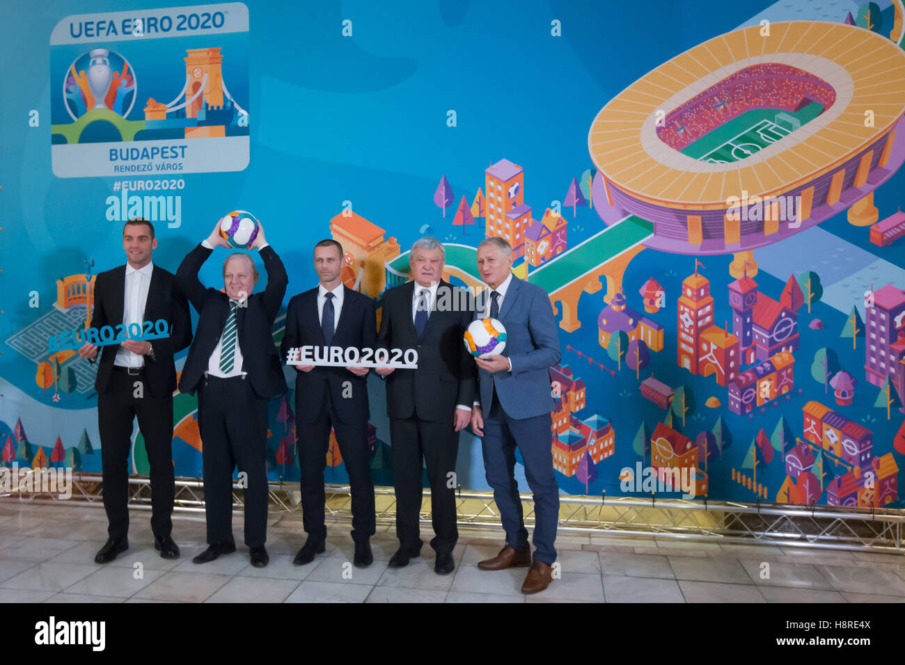 (161117) -- Budapest, le 17 novembre 2016 (Xinhua) -- Aleksander Il (C), président de l'UEFA à partir de la Slovénie, Président de l'Association de football hongrois Sandor Csanyi (2R), et le maire de Budapest Istvan Tarlos (2L) posent pour une photo avec d'anciens joueurs hongrois Roland Juhasz (1ère L) et Antal Dunai (1e R) lors d'un événement pour dévoiler le logo de la ville de Budapest pour l'UEFA EURO 2020 à Budapest, Hongrie, le 16 novembre 2016. Budapest's logo intègre le Pont des Chaînes, l'un des sites les plus célèbres de Budapest. L'UEFA EURO 2020 aura lieu dans 13 différentes villes européennes. (Xinhua/ATT Banque D'Images
