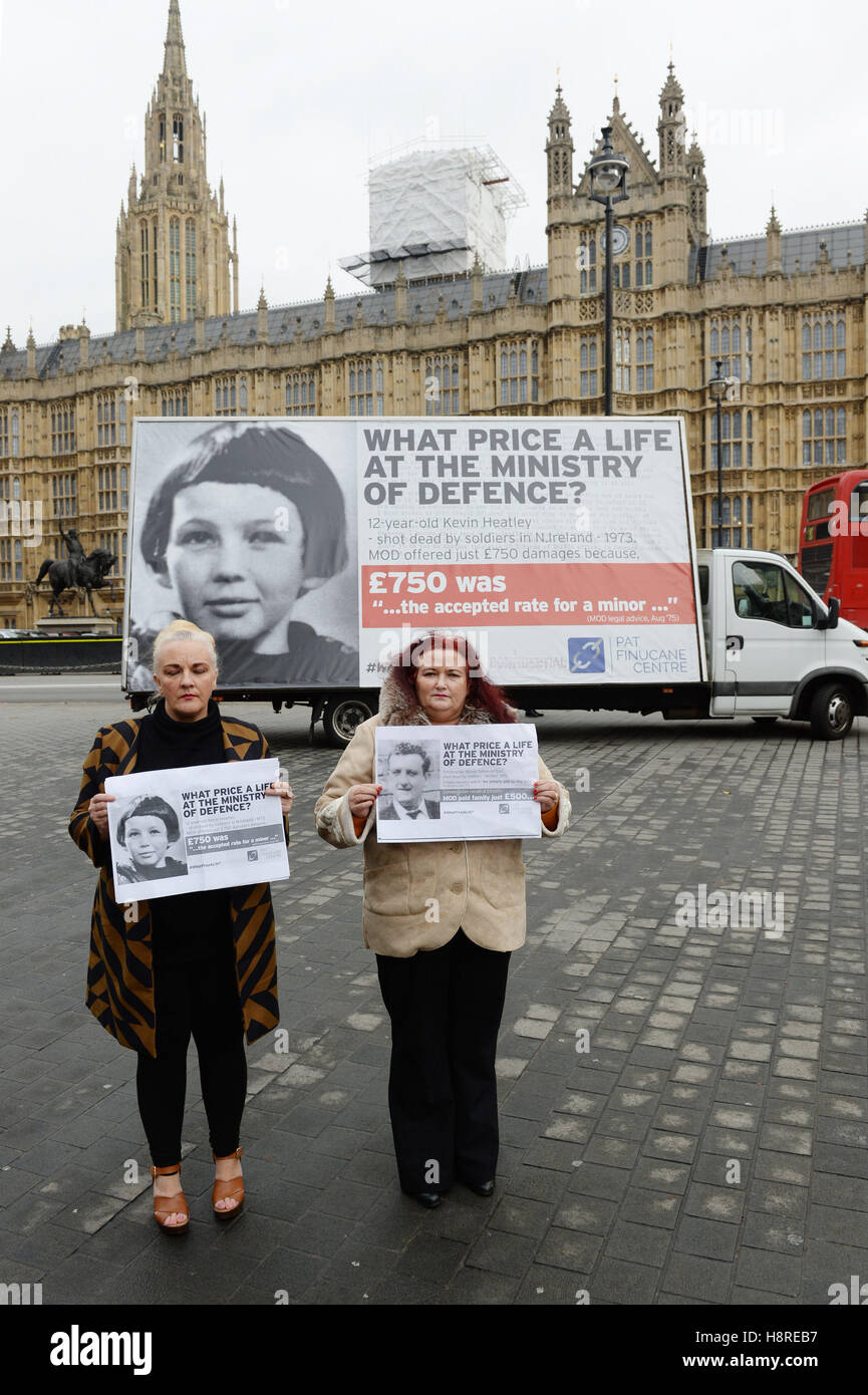 Légende Correction retransmis Christine (à gauche) et Roberta Quinn, les filles de Christopher Quinn, en face d'une affiche à Westminster, Londres mettant en lumière la façon dont ils ont été traités à la suite de l'assassinat de leurs proches par des soldats britanniques. Banque D'Images