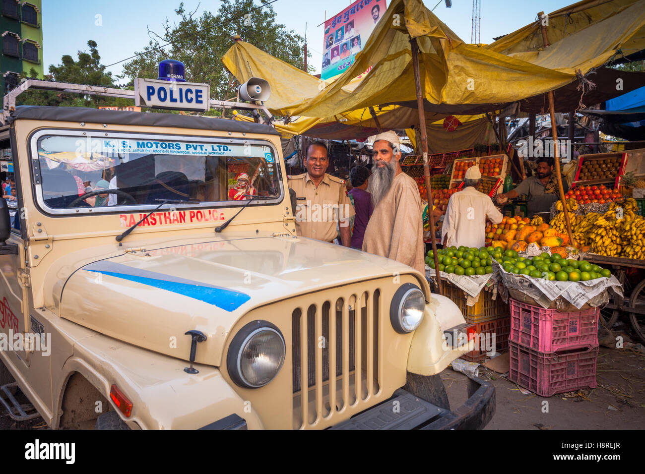 Policier indien et véhicule de police, près d'un marché, Jaipur, Inde Banque D'Images