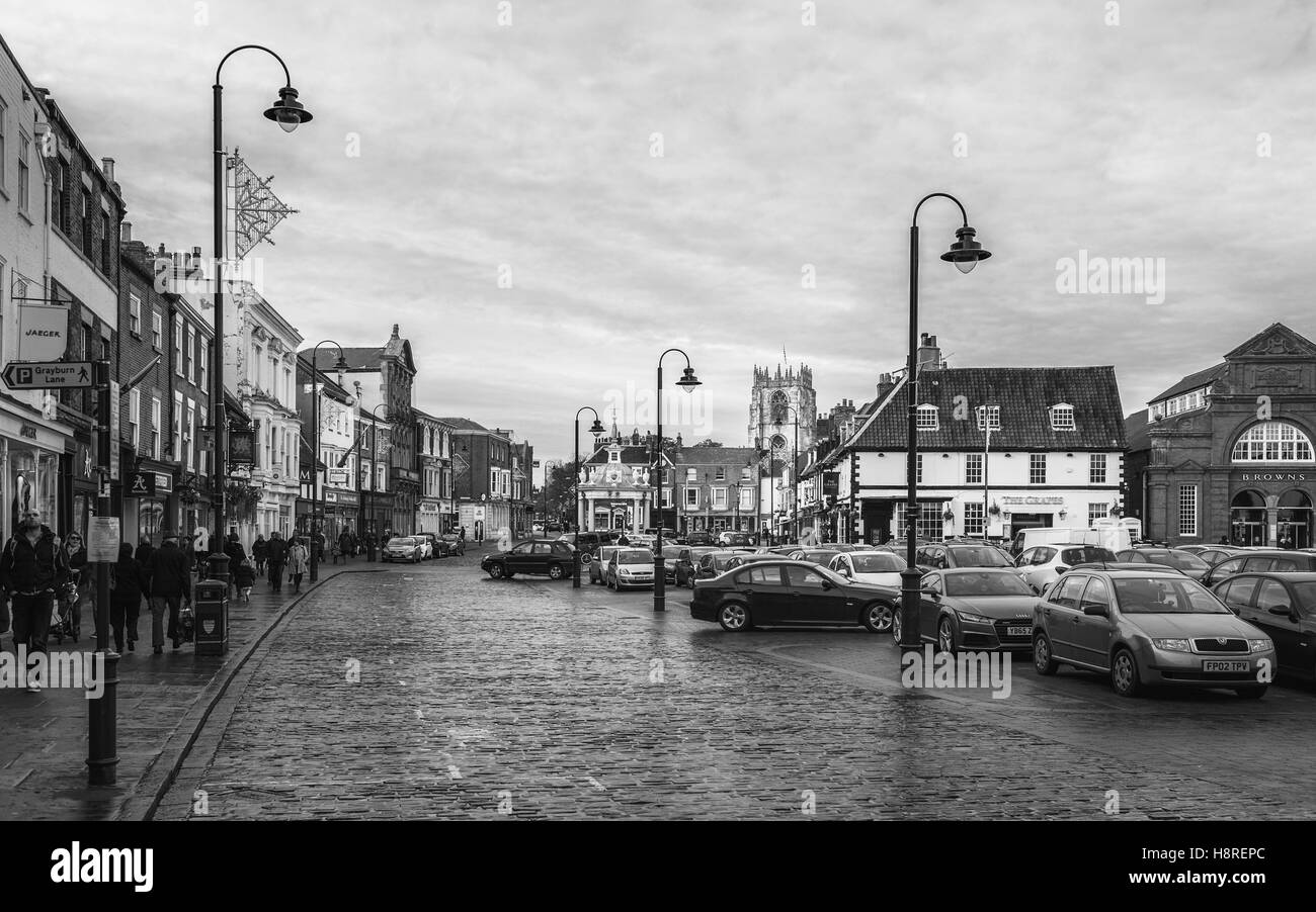 Beverley centre-ville avec vue sur parking, boutiques, St Marys Church, et le Kiosque sur l'image à l'automne. Banque D'Images