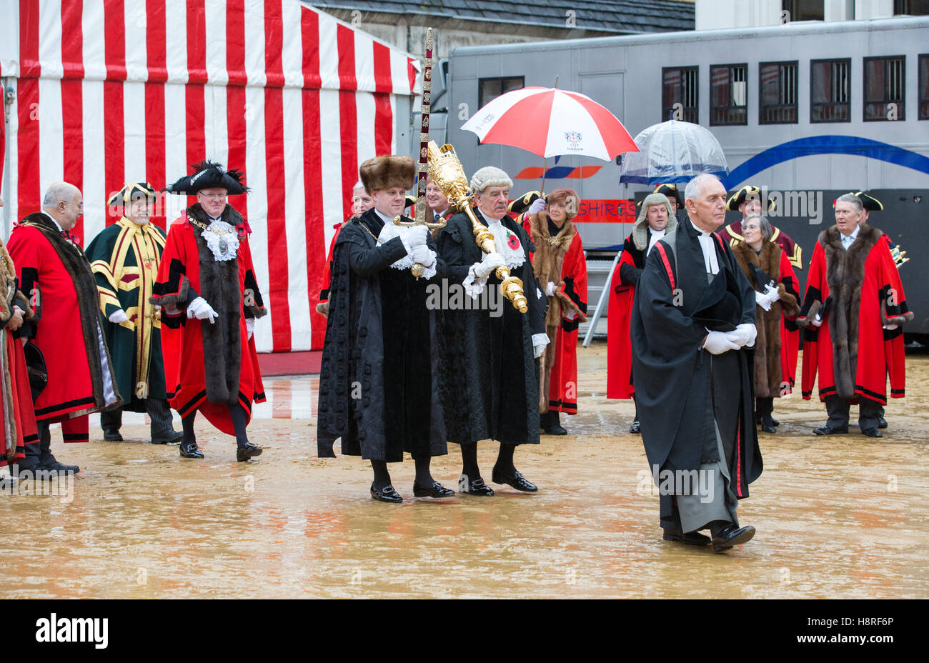 Lord Mayor, le Dr Andrew Parmley quitte le Guildhall à bord de son chariot pour Lord Mayor's procession .Il est le 689th Maire Banque D'Images