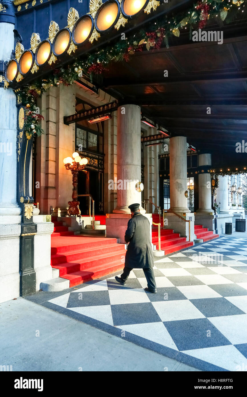 New York, NY, USA. Portier en face de la Plaza Hotel Banque D'Images