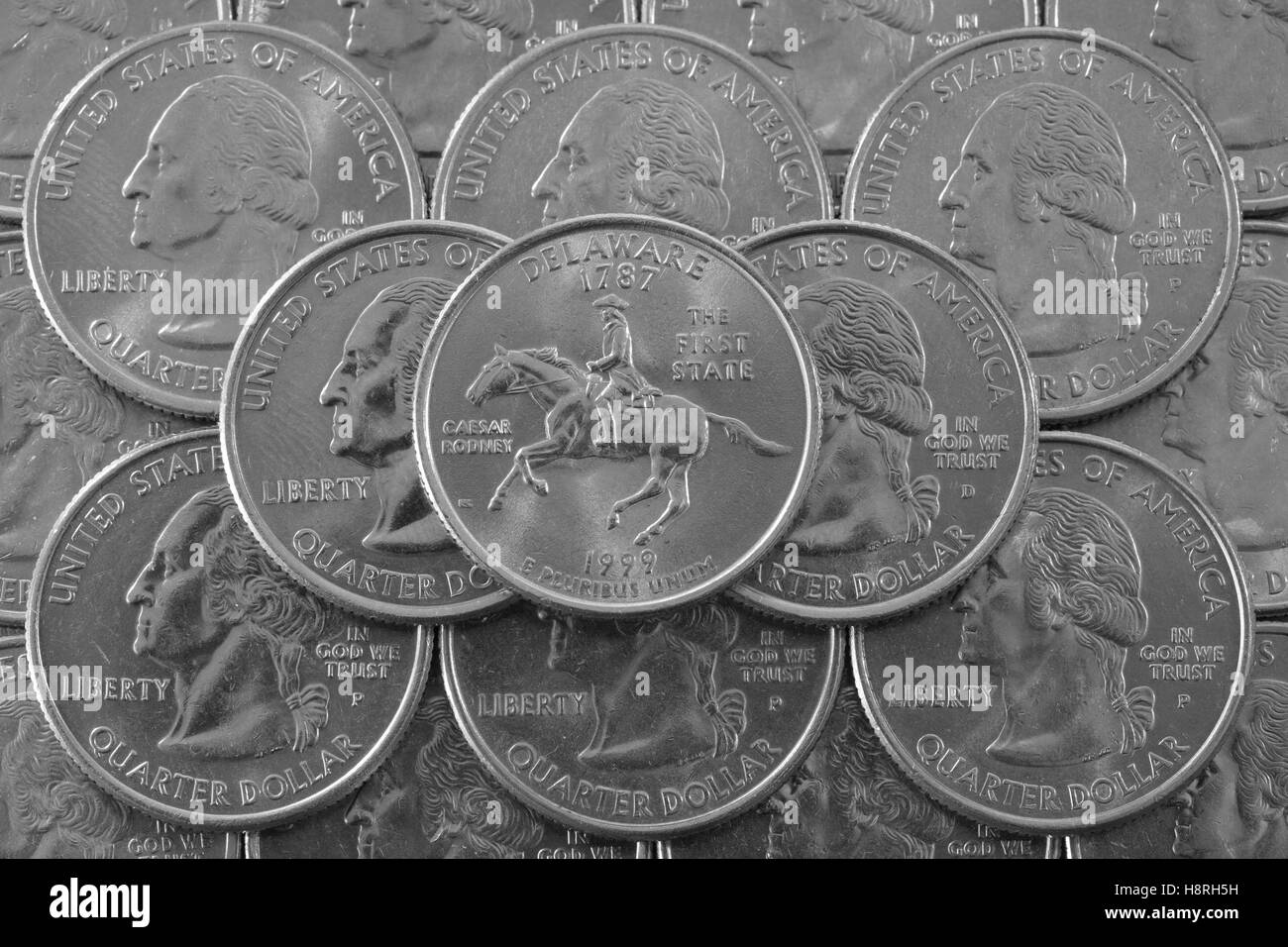 Coins des Etats-Unis. La pile de pièces de monnaie avec nous trimestre George Washington et sur le dessus un quart de l'État du Delaware. Banque D'Images