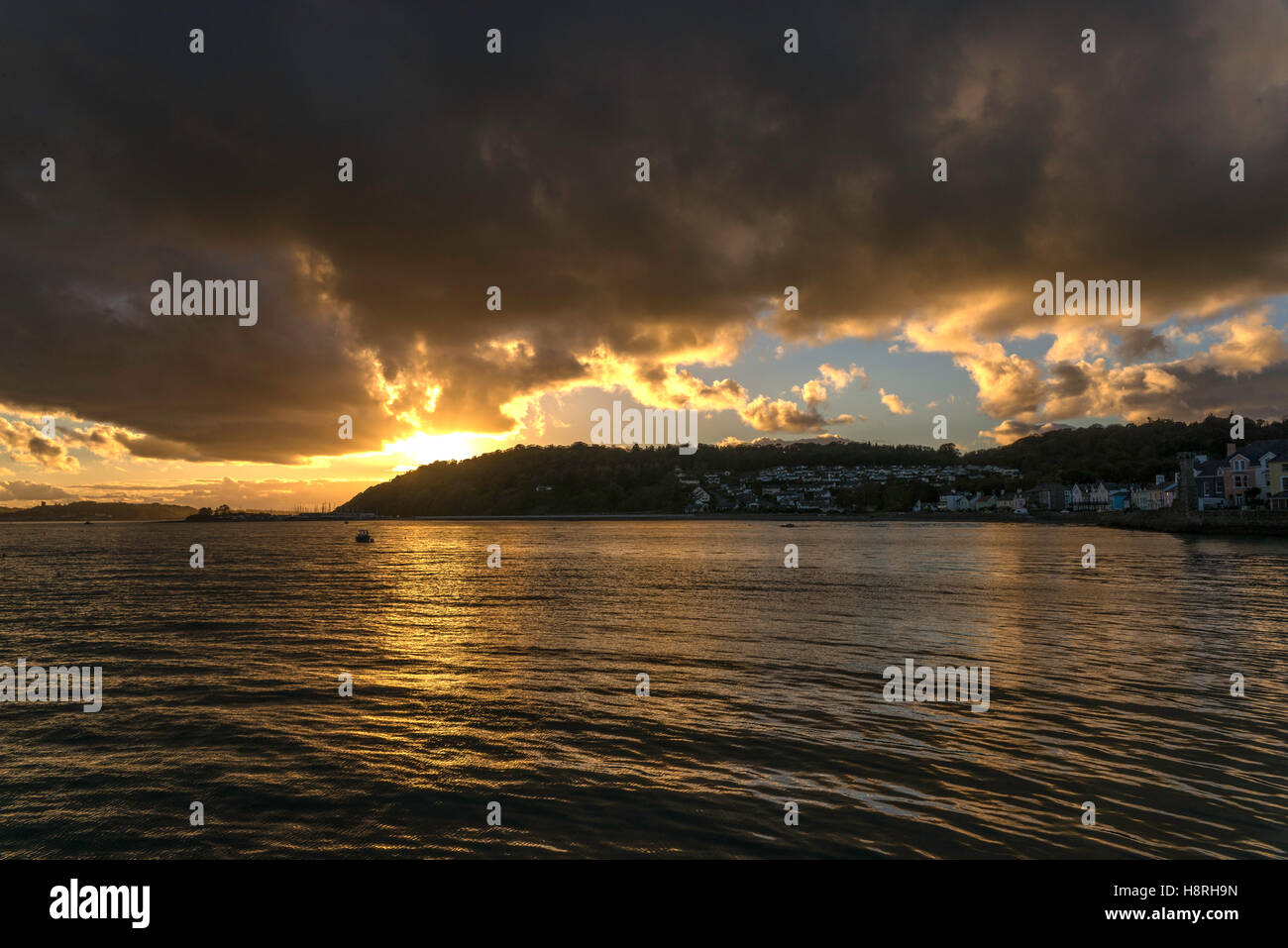 Détroit de Menai Anglesey au nord du Pays de Galles uk. Le coucher du soleil, nuageux. L'automne. seascape. paysage. Banque D'Images