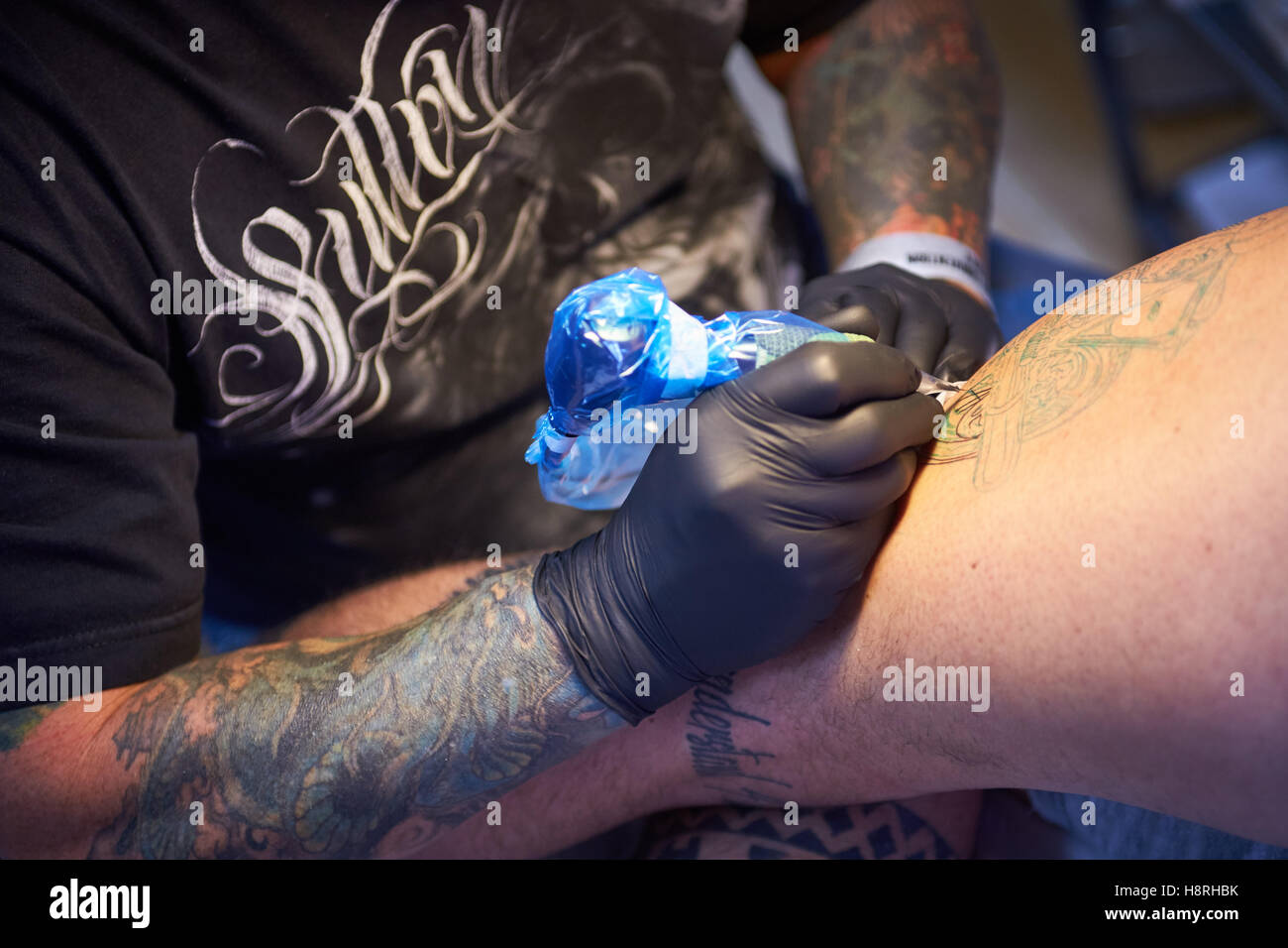Un homme faire un tatouage de sa moto à Oxford's premier tattoo convention  Photo Stock - Alamy
