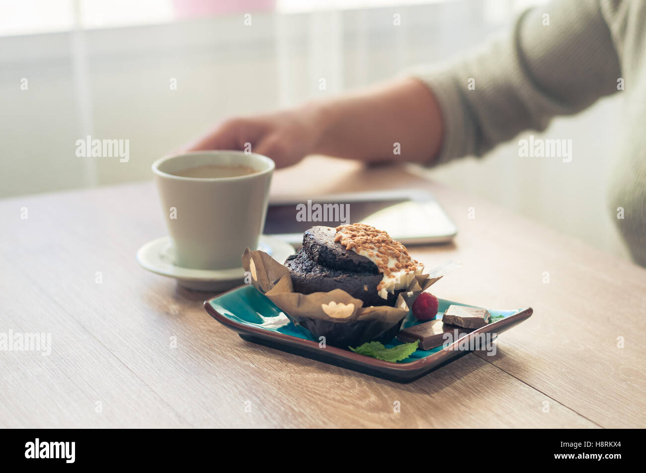 De délicieux muffins au chocolat aux pépites de chocolat et de café frais pour le petit-déjeuner meilleure façon de démarrer le matin. Banque D'Images