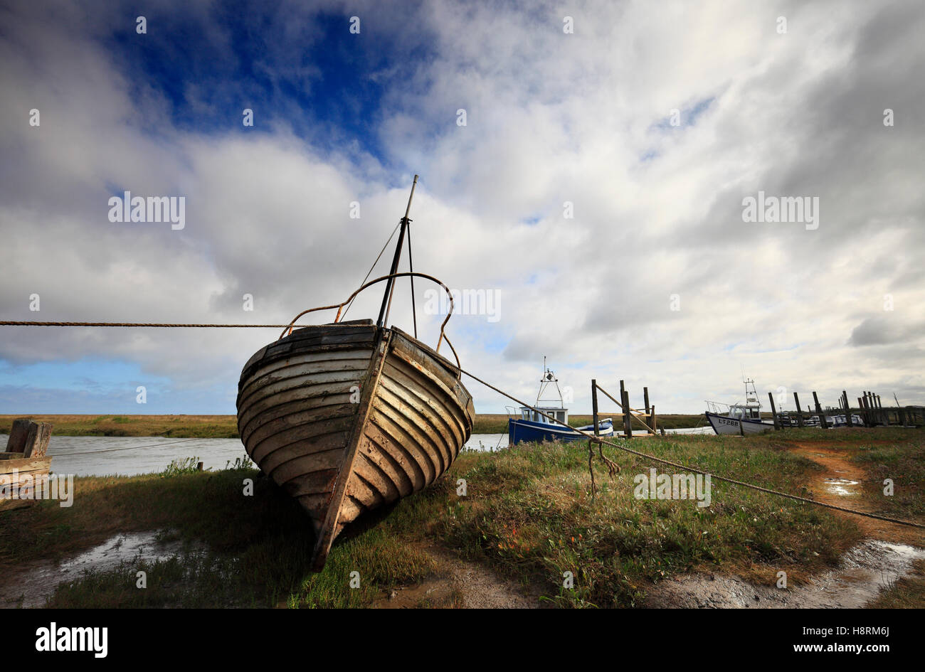 Vieux bateau en bois à Thornham sur la côte nord du comté de Norfolk. Banque D'Images