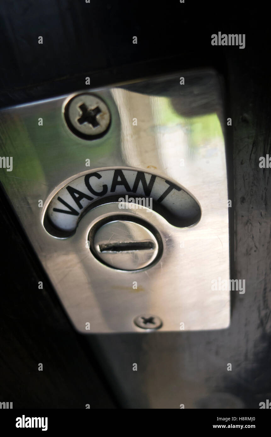 'VACANT' sur le verrouillage d'une toilette publique. Banque D'Images