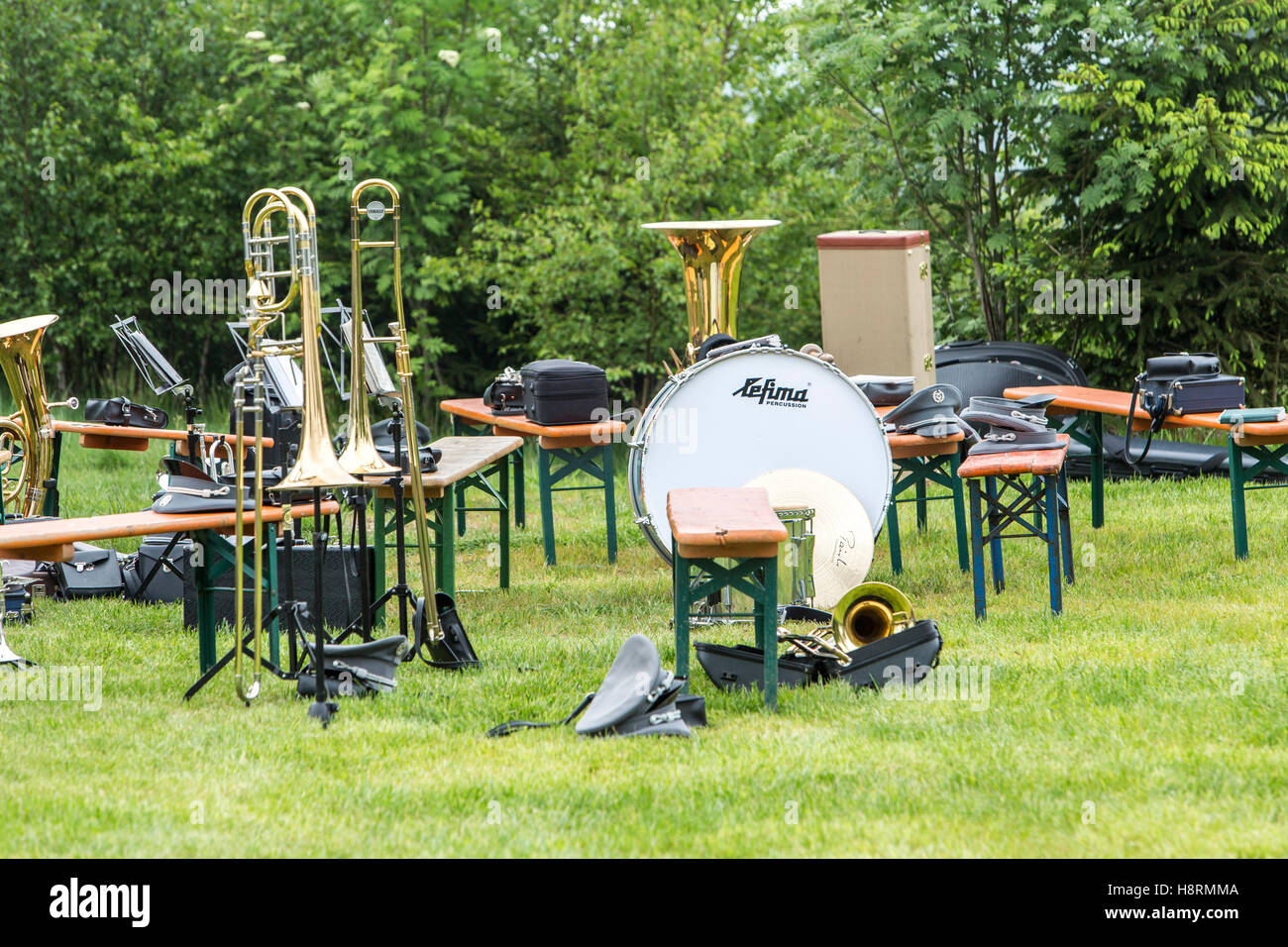 Les instruments de musique d'un corps, à un événement festif, divers instruments à vent, notes, timbales, sur des bancs, sur bande une pause Banque D'Images