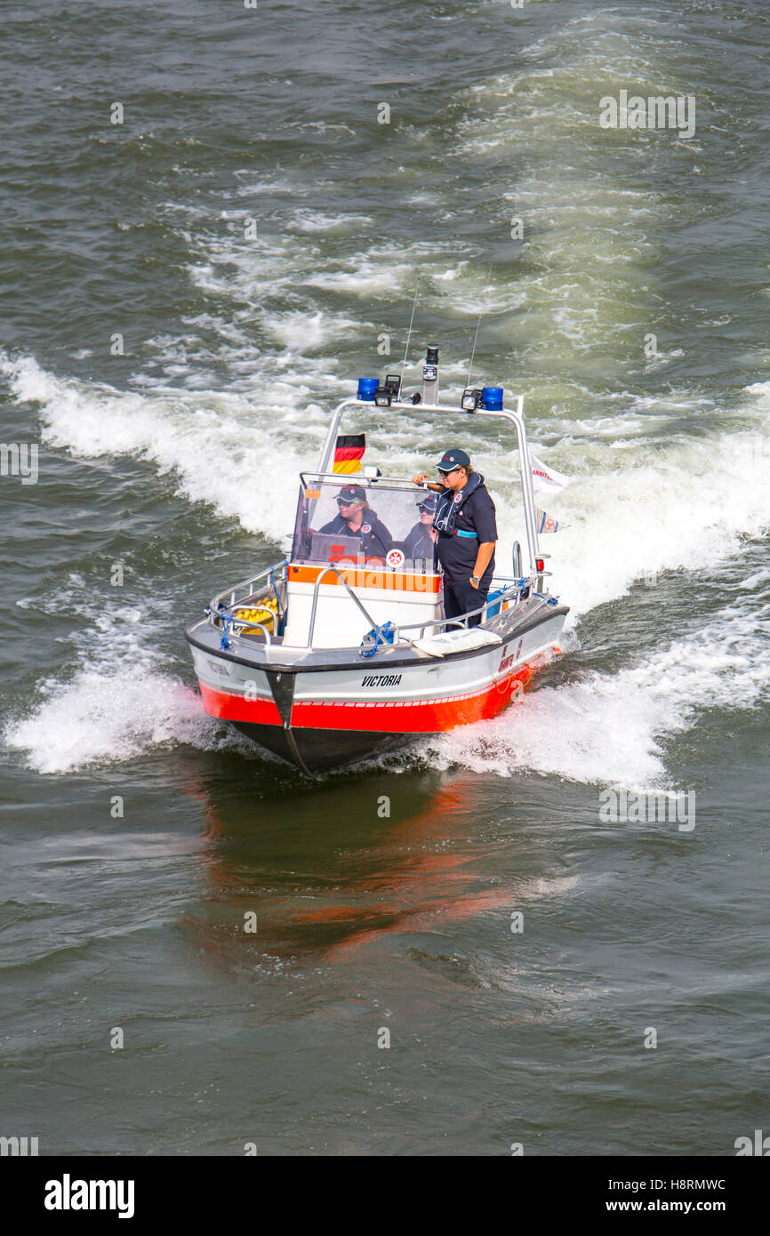 La pratique de l'eau unités de sauvetage sur le Rhin près de Düsseldorf, avec flotteur de sauvetage des navires de sauvetage, Garde côtière canadienne de l'eau, de l'Allemagne Banque D'Images