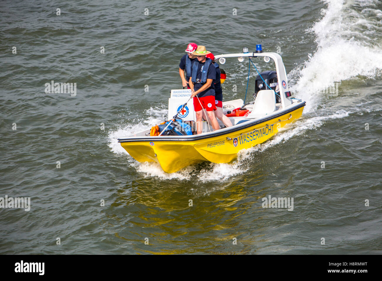 La pratique de l'eau unités de sauvetage sur le Rhin près de Düsseldorf, avec flotteur de sauvetage des navires de sauvetage, Garde côtière canadienne de l'eau, de l'Allemagne Banque D'Images