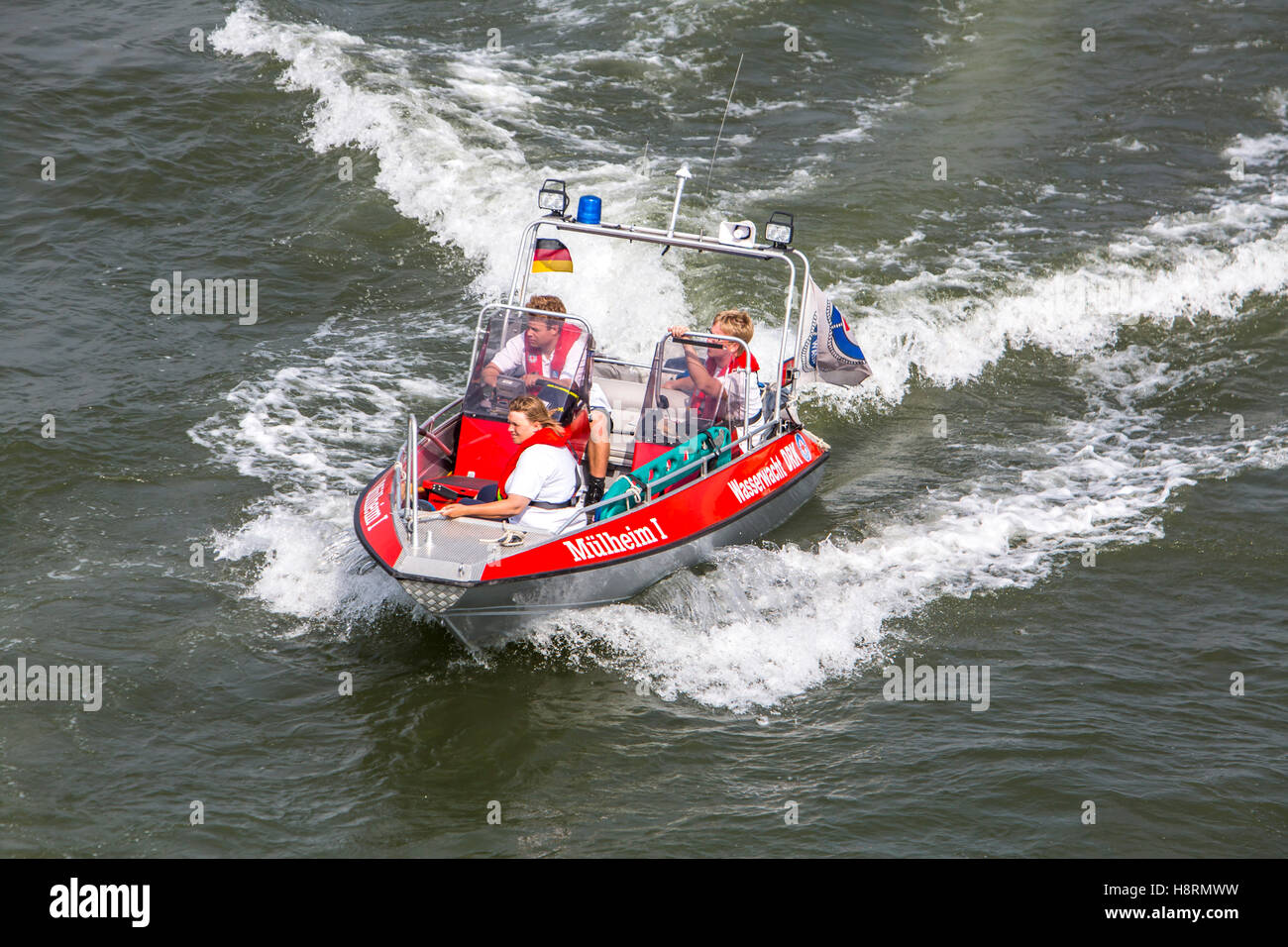 La pratique de l'eau unités de sauvetage sur le Rhin près de Düsseldorf, avec flotteur de sauvetage des navires de sauvetage, Garde côtière canadienne de l'eau, de l'Allemagne Banque D'Images
