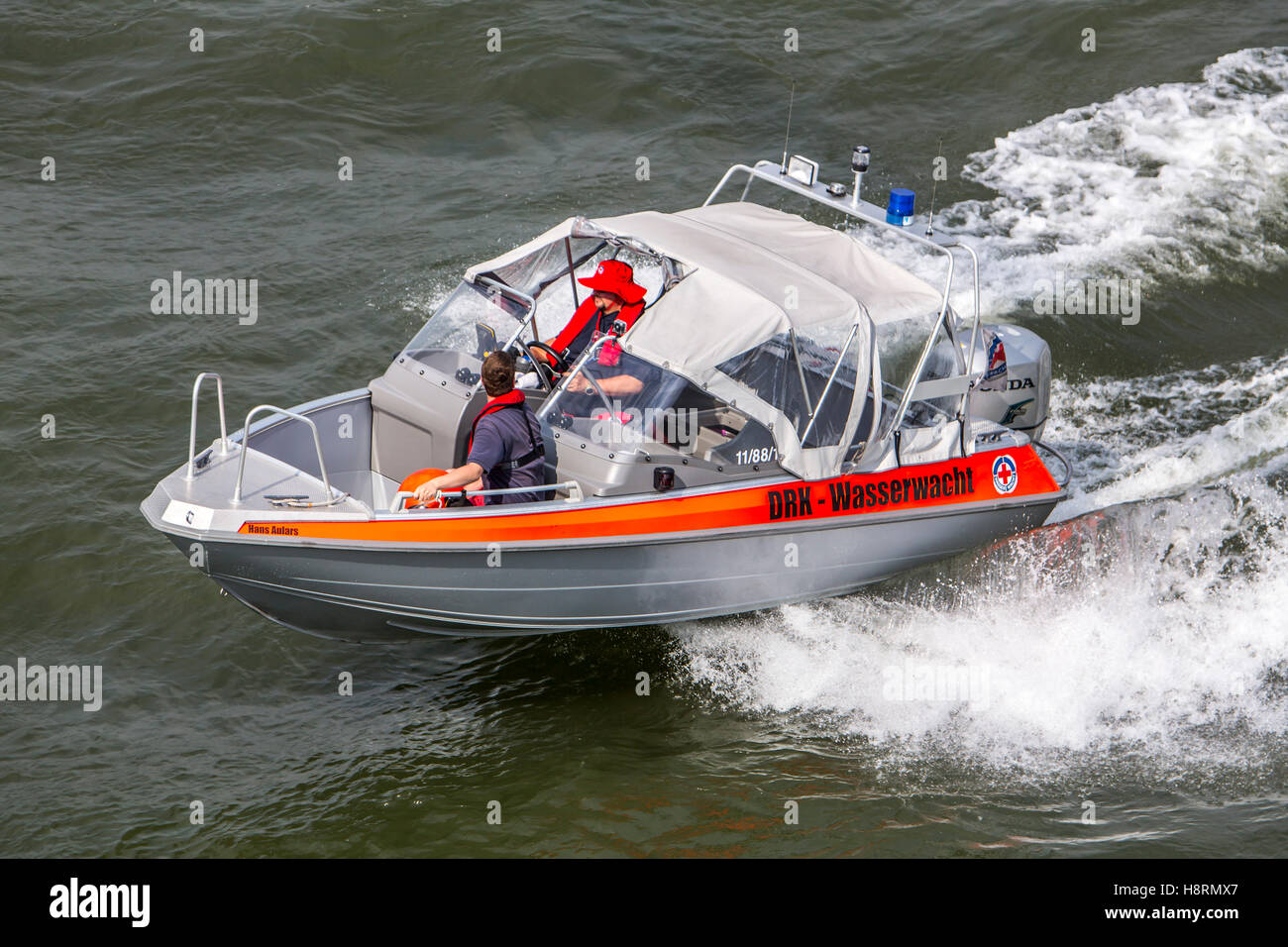 La pratique de l'eau unités de sauvetage sur le Rhin près de Düsseldorf, avec flotteur de sauvetage des navires de sauvetage, Garde côtière canadienne de l'eau, de l'Allemagne Banque D'Images