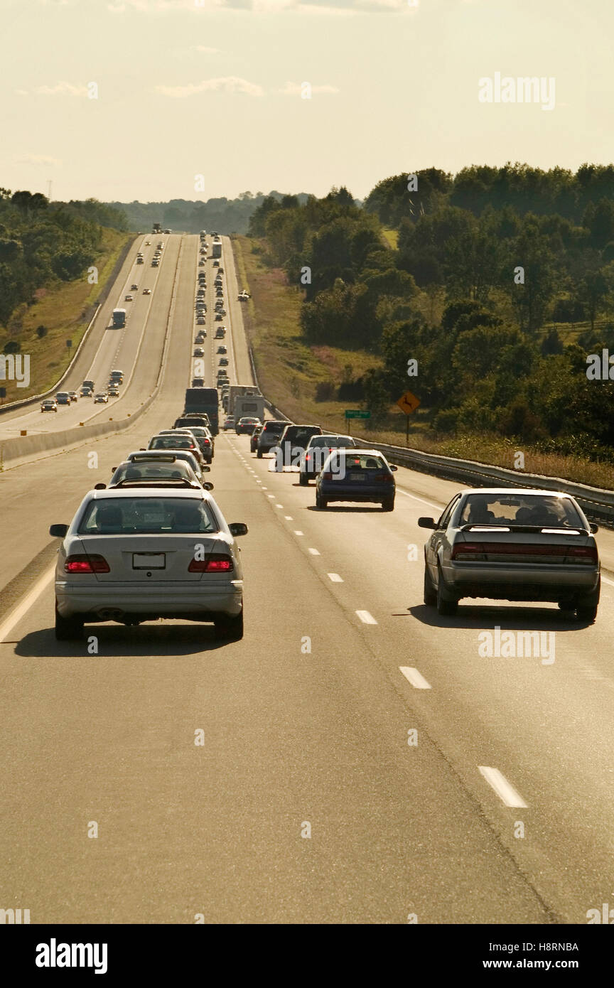 Un fort trafic sur l'autoroute 401 en Ontario Canada Banque D'Images