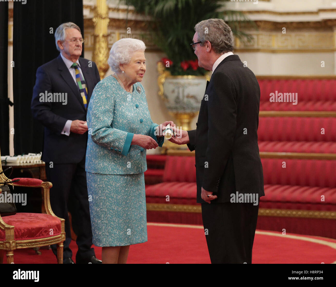 Le Haut Commissaire aux droits de l'Australie, Son Excellence l'honorable Alexander Downer, est présenté avec un certificat par la reine Elizabeth II lors d'un événement au palais de Buckingham, à Londres, pour présenter les projets forestiers qui ont été dédiés à la nouvelle initiative de conservation - la reine de l'auvent du Commonwealth (QCC). Banque D'Images