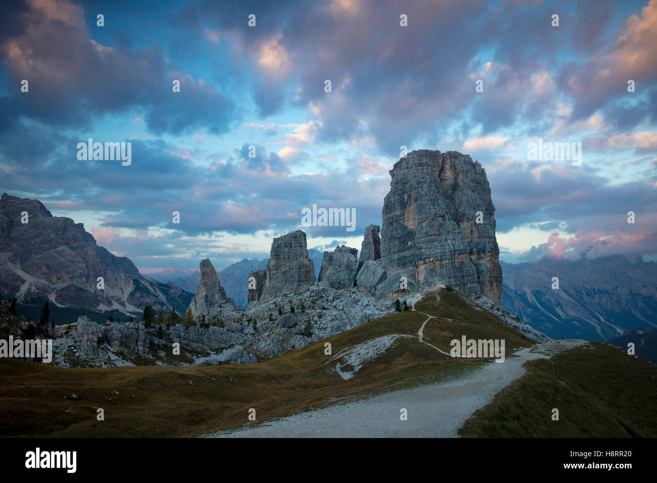 Le crépuscule sur le Cinque Torri, Dolomites, Padova, Veneto, Italie Banque D'Images