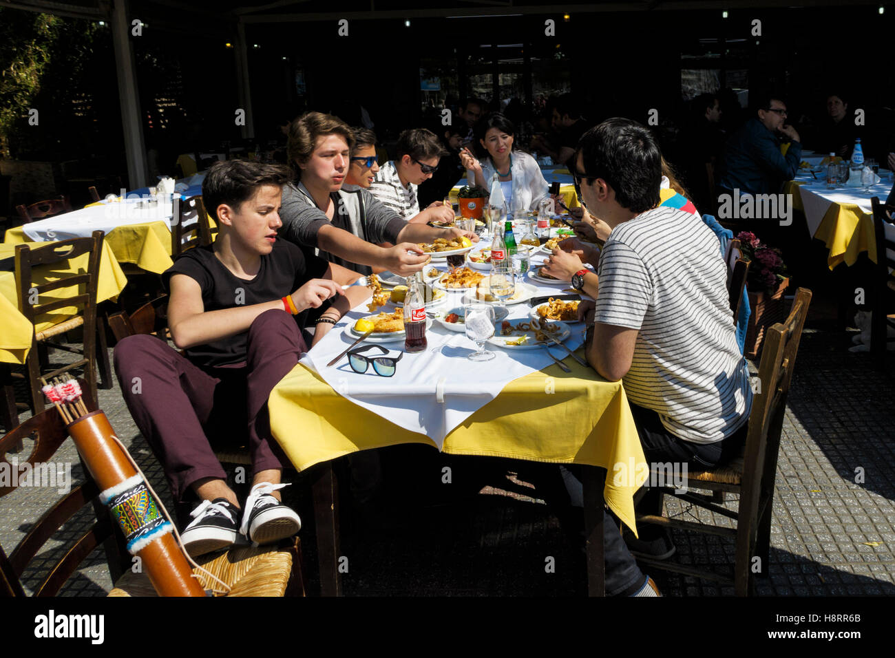 Teenage friends having lunch outdoors Banque D'Images