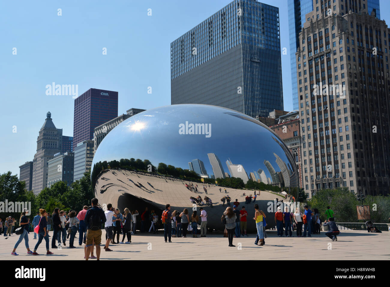 Les gratte-ciel de Chicago font face à Cloud Gate, ou « The Bean » dans Millennium Park, Chicago. The Bean est l'attraction la plus emblématique de Chicago Banque D'Images