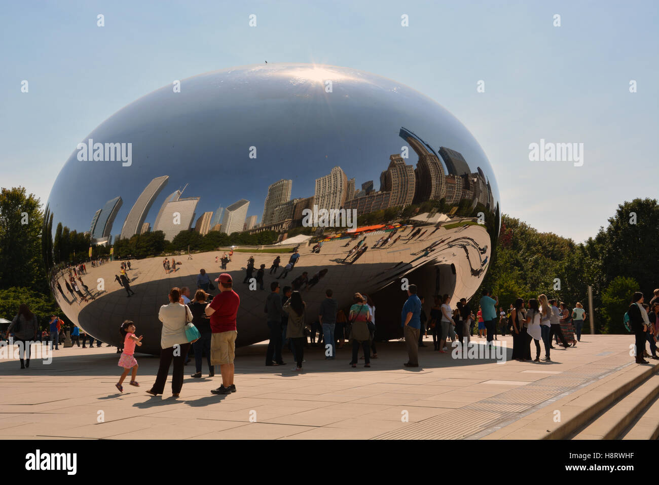 L'horizon de Chicago attire les touristes du reflet déformé au cloud gate, ou 'le bean' dans le Millennium Park, Chicago. Banque D'Images
