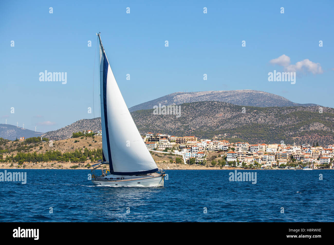Bateau à voile yachts avec voiles blanches dans la mer. Bateaux de luxe. Banque D'Images