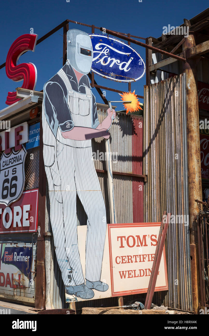 Barstow, California - Vieux signes en atelier de soudure. Banque D'Images