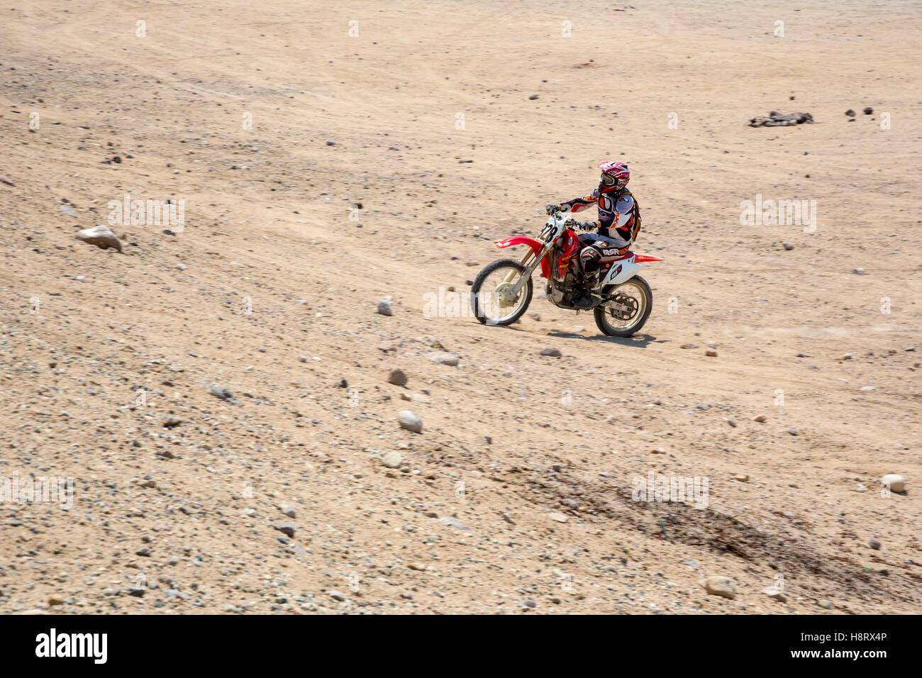 Cantil, Californie - UNE dirt bike rider à mâchoire Canyon. Banque D'Images